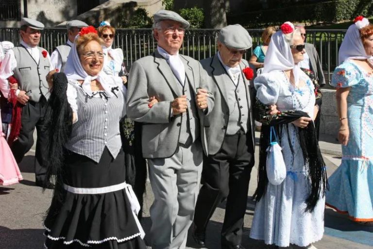 persone in costumi tradizionali a Madrid